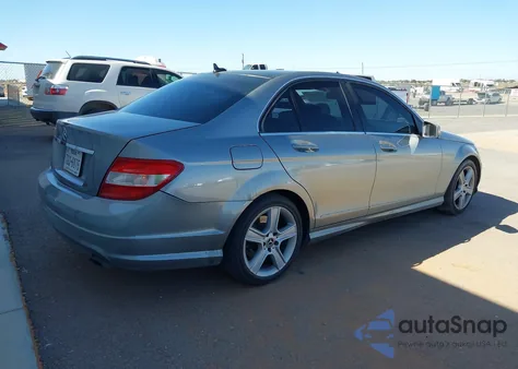 2011 Mercedes-Benz C 300 z USA, uszkodzony, nr VIN WDDGF5EB4BF635782